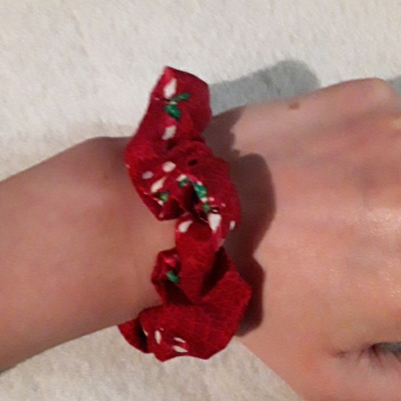 Red candy cane scrunchies - Picture 2 of 2